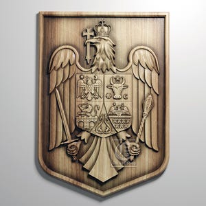 Könnte beinhalten: Eine Holzschnitzerei des Wappens Rumäniens. Das Wappen zeigt einen goldenen Adler mit einem Schild auf seiner Brust. Der Schild ist in vier Felder geteilt, jedes mit einem anderen Symbol. Der Adler hält ein Schwert in seiner rechten Kralle und ein Zepter in seiner linken Kralle.