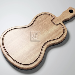 以下が含まれることがあります： ギターの形をした木製まな板。まな板は縁に溝があり、上部にハンドルが付いています。