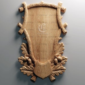 Puede incluir: Una placa de madera con forma de escudo en el centro, rodeada de cuernos de ciervo tallados y hojas de roble. La placa es de color marrón claro y tiene un aspecto rústico.
