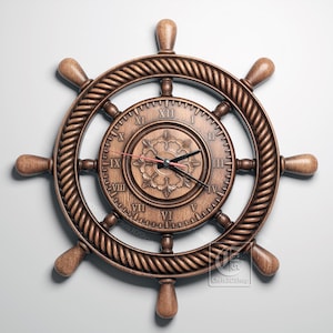 Puede incluir: Reloj de madera con forma de timón de barco con acabado marrón. La esfera del reloj presenta números romanos y elementos decorativos. Las manecillas son negras. La rueda tiene ocho radios y una textura de cuerda.