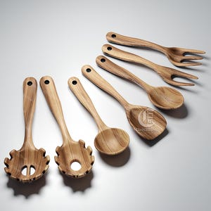 Könnte beinhalten: Eine Sammlung von Küchenutensilien aus Holz, darunter Schöpflöffel, normale Löffel und Gabeln. Die Utensilien sind aus hellem Holz gefertigt und haben eine natürliche Oberfläche. Das Bild enthält den Text "CNC" und "STL".