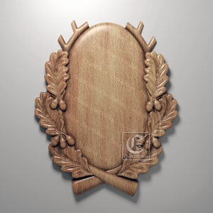 Puede incluir: Una placa de madera con un diseño tallado de hojas de roble y bellotas. La placa tiene una abertura circular en el centro, perfecta para exhibir un trofeo de caza.