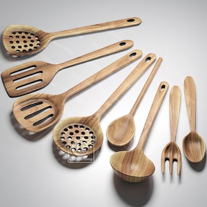 以下が含まれることがあります： スプーン、スパチュラ、おたまなど、8つの木製キッチン用品のセット。これらの器具はすべて天然木で作られており、薄い茶色をしています。