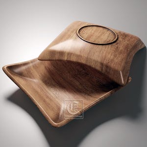 Könnte beinhalten: Ein Serviertablett aus Holz mit einem einzigartigen, geometrischen Design. Das Tablett ist aus hellbraunem Holz gefertigt und hat einen ovalen Griff auf dem oberen Teil. Das Tablett ist CNC-gefertigt und eine STL-Datei ist verfügbar.
