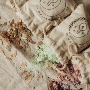 Hocus Pocus - Mindful Magic® - Kit de poción consciente - Ingredientes naturales no tóxicos - Purpurina biológica - STEM - Kit sensorial - Juego al aire libre imagen 10