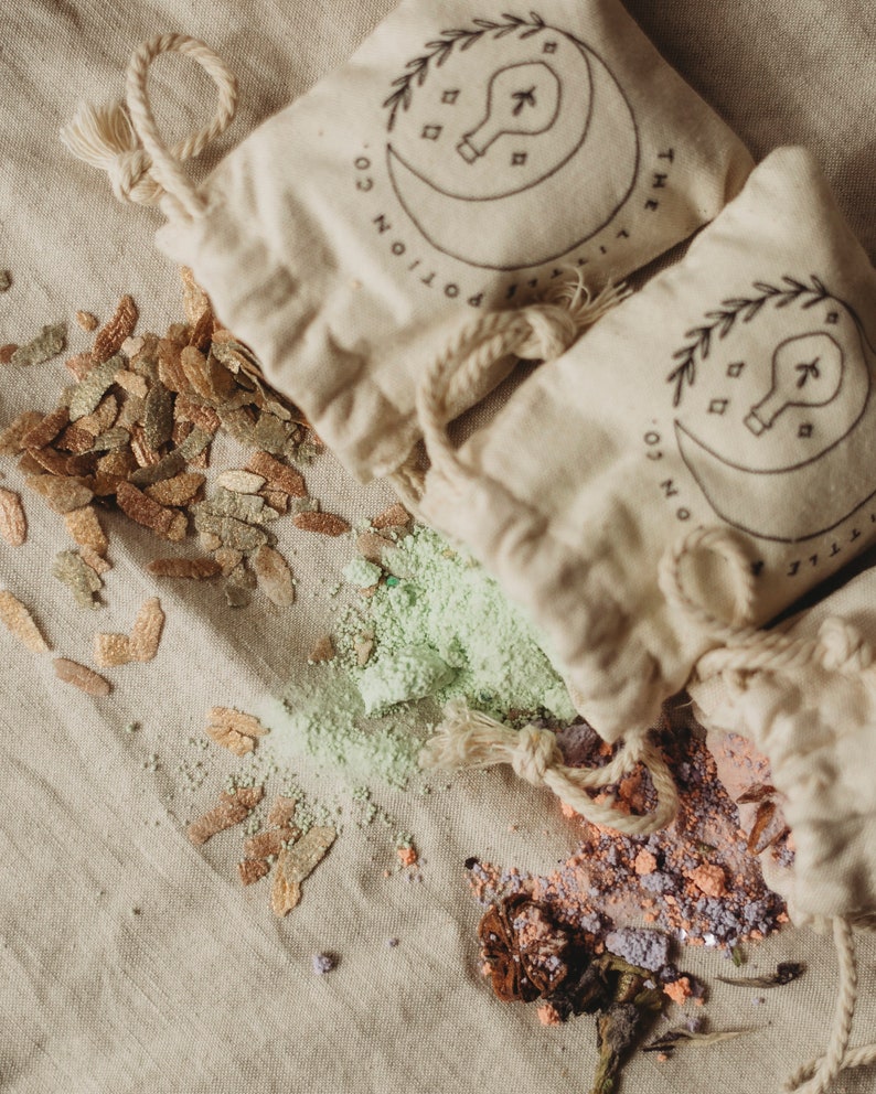 Hocus Pocus - Mindful Magic® - Kit de poción consciente - Ingredientes naturales no tóxicos - Purpurina biológica - STEM - Kit sensorial - Juego al aire libre imagen 10