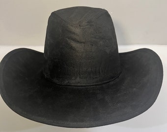 Puede incluir: Un sombrero vaquero de gamuza negro con un ala ancha.