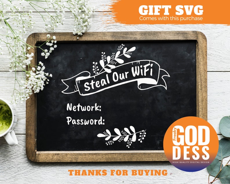 Puede incluir: Pizarra negra con texto blanco que dice "Steal Our WiFi" con una pancarta y dise&ntilde;os florales. Debajo del texto se encuentra "Network:" y "Password:" con un dise&ntilde;o floral debajo. La parte inferior de la pizarra dice "Thanks for Buying". Un c&iacute;rculo blanco con un degradado azul y naranja dice "Freaky Goddess" con el texto "HIGH QUALITY DIGITAL DESIGN" debajo.