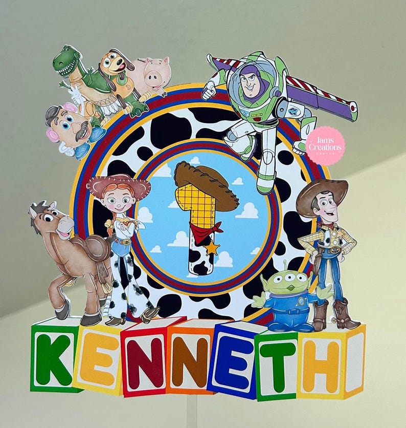 K&ouml;nnte beinhalten: Ein farbenfroher Tortenaufsatz mit Figuren aus dem Film Toy Story. Das Design zeigt Buzz Lightyear, Woody, Jessie und weitere Charaktere. Der Name "KENNETH" ist auf Bl&ouml;cken unten geschrieben, mit der Zahl eins in der Mitte.