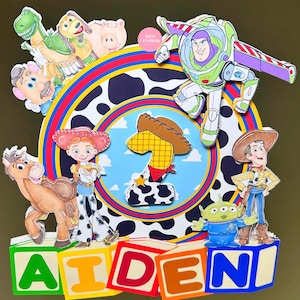 K&ouml;nnte beinhalten: Ein farbenfroher Tortenaufsatz mit Toy Story-Figuren. Das Design zeigt Buzz Lightyear, Woody und Jessie, sowie den Namen "AIDEN" in Buchstaben. Der Hintergrund hat ein Kuhmuster.