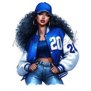 Könnte beinhalten: Eine Frau mit langen, lockigen schwarzen Haaren trägt eine blaue und weiße Baseballjacke mit der Nummer 2021 auf der Vorderseite. Sie trägt ein blaues Crop-Top und eine blaue Jeans. Außerdem trägt sie eine blaue Baseballkappe und große Ohrringe.