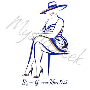 Könnte beinhalten: Eine Illustration einer Frau in einem blau-goldenen Kleid und Hut, die auf einem blauen Stuhl sitzt. Das Bild enthält den Text "Sigma Gamma Rho, 1922" in dunkler blauer Schrift. Die Kleidung der Frau ist mit goldenen Akzenten versehen.