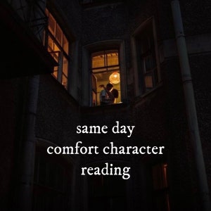 Könnte beinhalten: Dunkles Bild eines Gebäudes mit Fenstern. Der Text "same day comfort character reading" ist weiß dargestellt. In einem Fenster umarmt sich ein Paar, beleuchtet von warmem Licht.