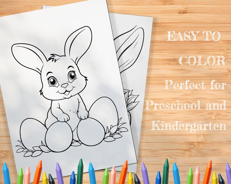 Op de afbeelding: Zwart-witte kleurplaat met een cartoon konijn dat op drie paaseieren zit. Het konijn heeft grote oren en lacht. De tekst "EASY TO COLOR" en "Perfect for Preschool and Kindergarten" staat in wit op een houten achtergrond.