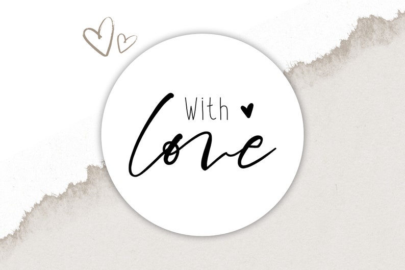 以下が含まれることがあります： 白い円の中に、黒い文字で「With love」と小さな黒いハートが書かれています。背景は薄い茶色のテクスチャのある紙で、左上の隅に小さな茶色のハートが2つあります。