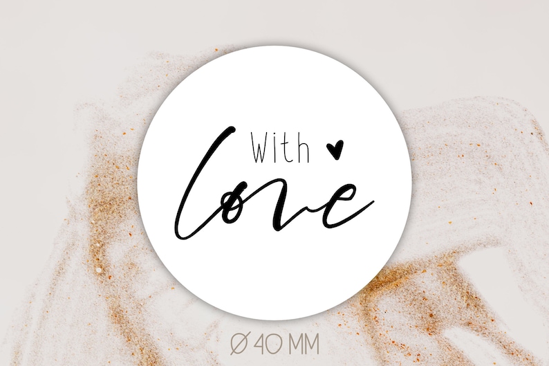 以下が含まれることがあります： 白い丸いステッカーに、黒い筆記体で「With love」という文字と小さな黒いハートが書かれています。ステッカーの直径は40mmで、白い背景に茶色のグリッターが散りばめられています。