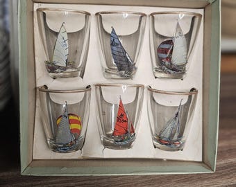 Kieliszki do shotów z lat 60., motyw żaglówki, barek domowy w stylu vintage, szafka na koktajle, wózek na napoje, prezent żeglarski, kolekcjonerskie akcesoria barmańskie