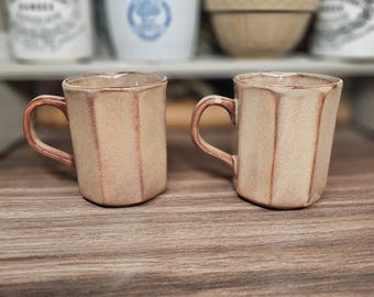Paar vintage zeshoekige karamelkleurige steengoedmokken, retro keukenmok cadeau