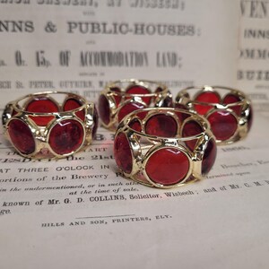 Hübsche Serviettenhalter, Goldton und Rot, Vintage-Geschirr, Tischdekoration