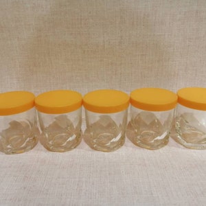 Set von französischen Retro-Glasbechern mit gelben Deckeln