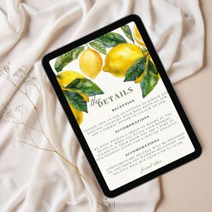 以下が含まれることがあります： レモンと葉のデザインの結婚式の招待状が表示されたデジタルタブレット。テキストは「詳細」と書かれており、レセプションと宿泊施設に関する情報が含まれています。招待状はクリーム色の背景にあります。