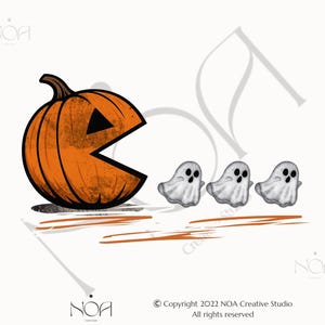 Puede incluir: Ilustración de Halloween con una calabaza naranja con boca al estilo Pac-Man persiguiendo a tres fantasmas blancos. La obra de arte tiene un estilo vintage, dibujado a mano, con sombreado y textura. Incluye el texto "Copyright 2022 NOA Creative Studio All rights reserved."