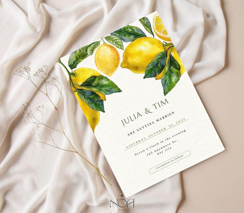 以下が含まれることがあります： 水彩画のレモンと葉が特徴の結婚式の招待状。「JULIA & TIM ARE GETTING MARRIED」と日付と時刻が記載されています。デザインにはレモンの枝が含まれており、クリーム色の背景に設定されています。
