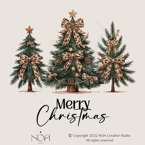 Könnte beinhalten: Aquarellillustration von drei Weihnachtsbäumen mit Leopardenmuster-Schleifen und goldenen Sternaufsätzen. Die Bäume sind mit goldenen Kugeln und Tannenzapfen geschmückt. Der Schriftzug "Merry Christmas" ist in Schreibschrift gehalten.