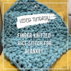 Può includere: Primo piano di una coperta di maglia a dita blu turchese con il testo "VIDEO TUTORIAL FINGER KNITTED RICE STITCH FOR BLANKET" su uno sfondo bianco.