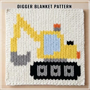Könnte beinhalten: Eine quadratische Strickdecke mit dem Text DIGGER BLANKET PATTERN am oberen Rand. Das Design zeigt einen gelben Bagger mit grauer Schaufel, hellblauem Fenster und schwarzen Ketten auf einem cremefarbenen Hintergrund aus dicken Garnmaschen.