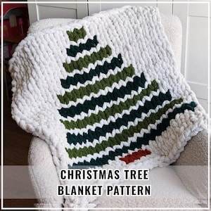Puede incluir: Una manta de punto grueso con fondo blanco y un diseño grande de árbol de Navidad centrado en tonos alternos de verde oscuro y verde bosque, con un pequeño tronco marrón en la base. El texto CHRISTMAS TREE BLANKET PATTERN es visible.