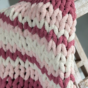 Chunky blanket for cozy bedroom, warm bed layer in boho style, valentine’s gift for couple,Chunky blanket for cozy bedroom,
warm bed layer in boho style
knitted throw customized bedding
wedding present winter surprise