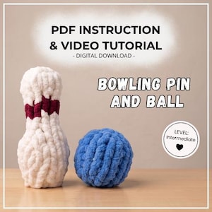Puede incluir: Un bolo de bolos de ganchillo blanco y granate y una bola de ganchillo azul. El texto dice: PDF INSTRUCTION & VIDEO TUTORIAL - DIGITAL DOWNLOAD - BOWLING PIN AND BALL. Una insignia circular indica: LEVEL: Intermediate con un icono de corazón.