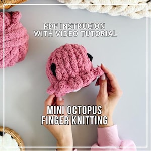 Puede incluir: Un pulpo rosa tejido con los dedos, con ojos negros, se muestra. El pulpo está hecho de un hilo suave y texturizado. Se muestra el texto "PDF INSTRUCTION WITH VIDEO TUTORIAL" y "MINI OCTOPUS FINGER KNITTING".