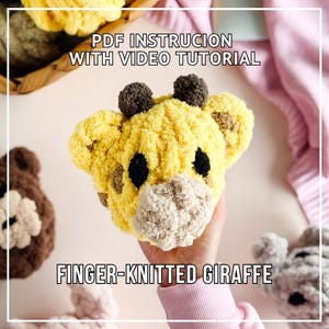 Könnte beinhalten: Ein fingergestrickter Giraffenkopf in Gelb, Braun und Schwarz. Die Giraffe hat ein strukturiertes, plüschiges Aussehen mit einer hellbeige Schnauze und dunkelbraunen Flecken. Das Bild enthält den Text "PDF Instruction With Video Tutorial" und "Finger-Knitted Giraffe."