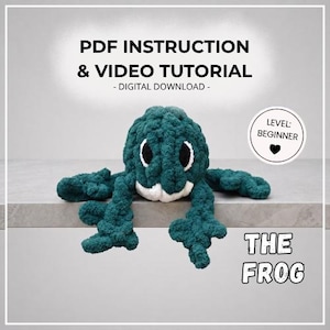 Może przedstawiać: Ciemnozielona szydełkowana pluszowa żaba z białymi akcentami wokół oczu i ust. Tekst głosi PDF INSTRUCTION & VIDEO TUTORIAL - DIGITAL DOWNLOAD -, LEVEL: BEGINNER oraz THE FROG. Żaba ma teksturowaną powierzchnię wykonaną z włóczki.