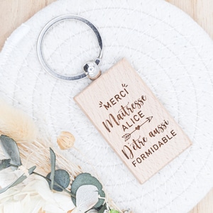 MISTRESS sleutelhanger in gegraveerd hout om te personaliseren - Meesteres cadeau, meester cadeau, atsem cadeau, oppas cadeau, assmat cadeau