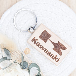 Porte clés moto KAWASAKI en bois gravé à personnaliser - Cadeau jeune permis, fête des pères, motard et motarde, cadeau anniversaire