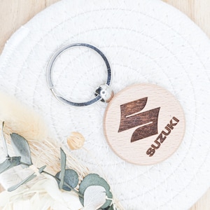 Porte clés moto SUZUKI en bois gravé à personnaliser - Cadeau jeune permis, fête des pères, motard et motarde, cadeau anniversaire