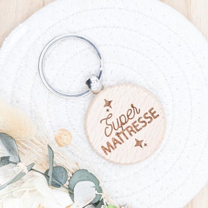 MISTRESS sleutelhanger in gegraveerd hout om te personaliseren - Meesteres cadeau, meester cadeau, atsem cadeau, oppas cadeau, assmat cadeau