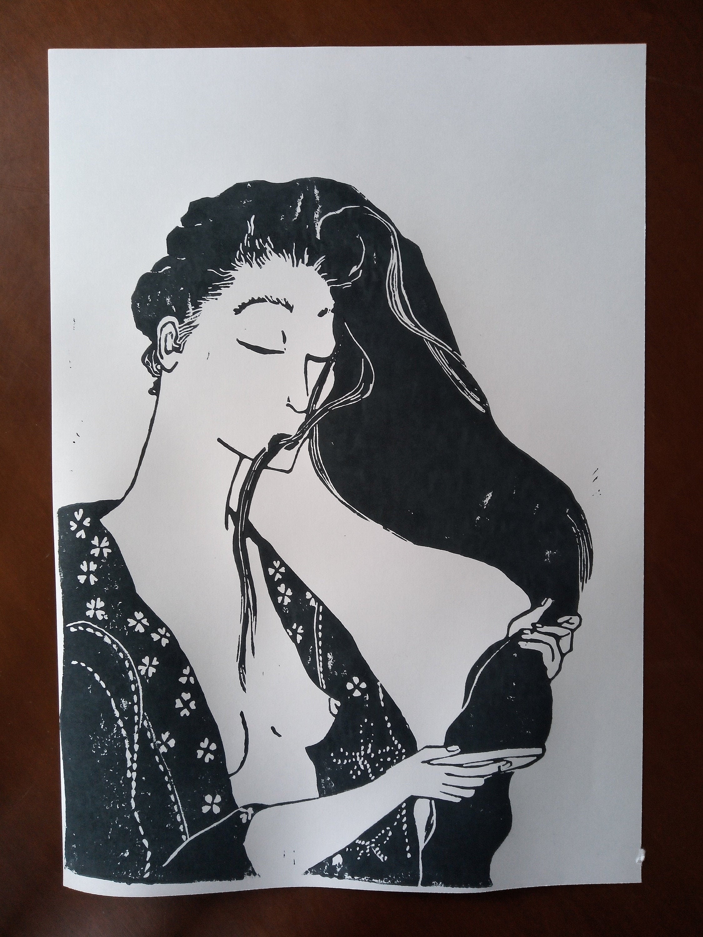 Linogravure Femme Se Coiffant