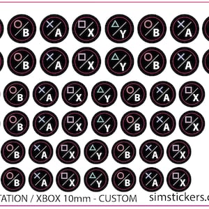 Op de afbeelding: Een vel met ronde stickers met symbolen van gamecontrollers. Elke sticker toont een combinatie van PlayStation- en Xbox-pictogrammen, waaronder driehoek, cirkel, kruis en vierkant, gecombineerd met de letters Y, B, A en X. De maten 10mm, 9mm en 8,5mm staan vermeld.
