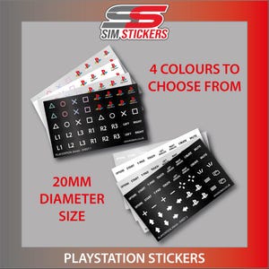 Op de afbeelding: PlayStation controller stickers in verschillende kleuren. De afbeelding toont meerdere vellen stickers met symbolen, letters en cijfers. De tekst op de afbeelding zegt "4 KLEUREN OM UIT TE KIEZEN" en "20MM DIAMETER GROOTTE".