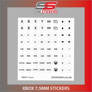 以下が含まれることがあります： Xboxコントローラー用の7.5mmの白い丸いステッカーのセット。黒い文字と記号が書かれており、A、B、X、Yの文字と、方向キー、左と右のバンパー、左と右のトリガー、左と右のスティック、スタート、バック、ホーム、メニュー、Xboxロゴの記号が含まれています。