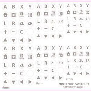 Puede incluir: Una hoja de pegatinas grises para botones de Nintendo Switch 2 en varios tamaños. Las pegatinas incluyen letras, símbolos y botones de control. También se ve el texto "NINTENDO SWITCH 2" y "SIMSTICKERS.CO.UK".