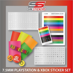 Op de afbeelding: Een set van 7,5 mm PlayStation- en Xbox-stickers. Bevat vellen met diverse pictogrammen, symbolen en gekleurde balken. Sommige vellen zijn fluorescerend. De tekst "FLUORESCENT" staat op een roze achtergrond. De tekst "MIX AND MATCH" is ook aanwezig.