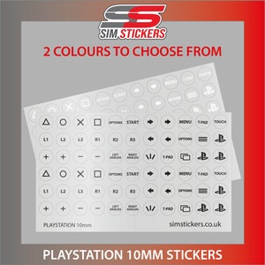 Peut inclure: Deux feuilles d'autocollants PlayStation de 10 mm avec des icônes de boutons et des étiquettes. Les autocollants incluent des symboles pour options, start, menu et le logo PlayStation. Le texte "2 COLOURS TO CHOOSE FROM" est affiché en haut. Le site simstickers.co.uk est visible.