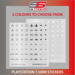 Peut inclure: Un ensemble d'autocollants pour manette de PlayStation de 7,5 mm en deux couleurs. Les autocollants présentent divers symboles et étiquettes, notamment des flèches directionnelles, un triangle, un cercle, une croix, un carré et des étiquettes de texte comme "Démarrer", "Options", "L1", "R1", "R2", "R3", "Analogique gauche" et "Analogique droit".