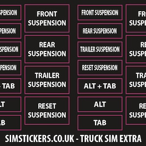 Puede incluir: Una hoja de pegatinas rectangulares negras con bordes rosas y texto blanco. Las etiquetas incluyen Front Suspension, Rear Suspension, Trailer Suspension, Reset Suspension, Alt + Tab, Alt y Tab. El texto inferior dice SIMSTICKERS.CO.UK - TRUCK SIM EXTRA.