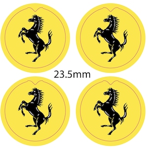 Puede incluir: Cuatro pegatinas circulares amarillas con un logotipo de caballo encabritado negro. Las pegatinas tienen 23,5 mm de diámetro. El logotipo es un caballo negro sobre sus patas traseras.